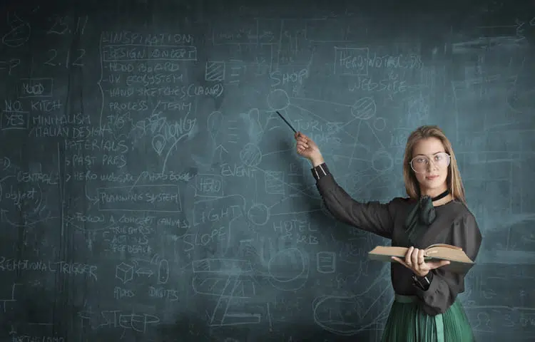 Eine junge Dame mit Brille, die als Lehrerin auf eine Tafel mit komplizierten Formeln zeigt, repräsentiert RIANEVAs Wertschätzung für Details und den Einsatz von gebildetem, qualifiziertem Personal.