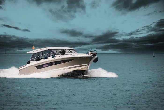 Motorboot bzw. kleine Yacht, die für die private Haftpflichtversicherung von RIANEVA steht – optimaler Schutz für Sie und Ihre Familie bei unvorhergesehenen Ereignissen.